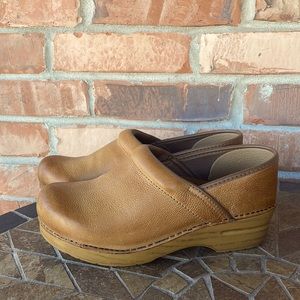 Dansko Professional Clogs, Distressed Honey Leather, size EU 39 Wide
